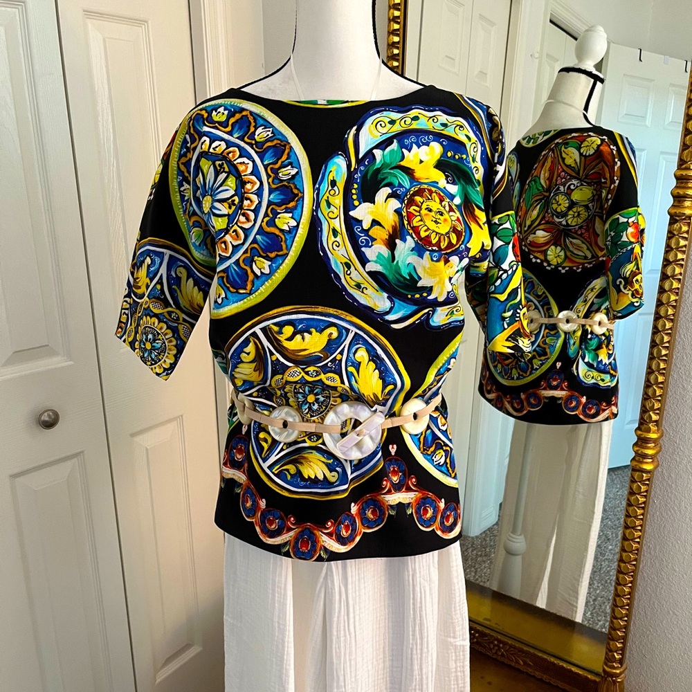 Dolce & Gabbana “Stunning” Made in Italy Majolica Print Top. Size IT42/US6